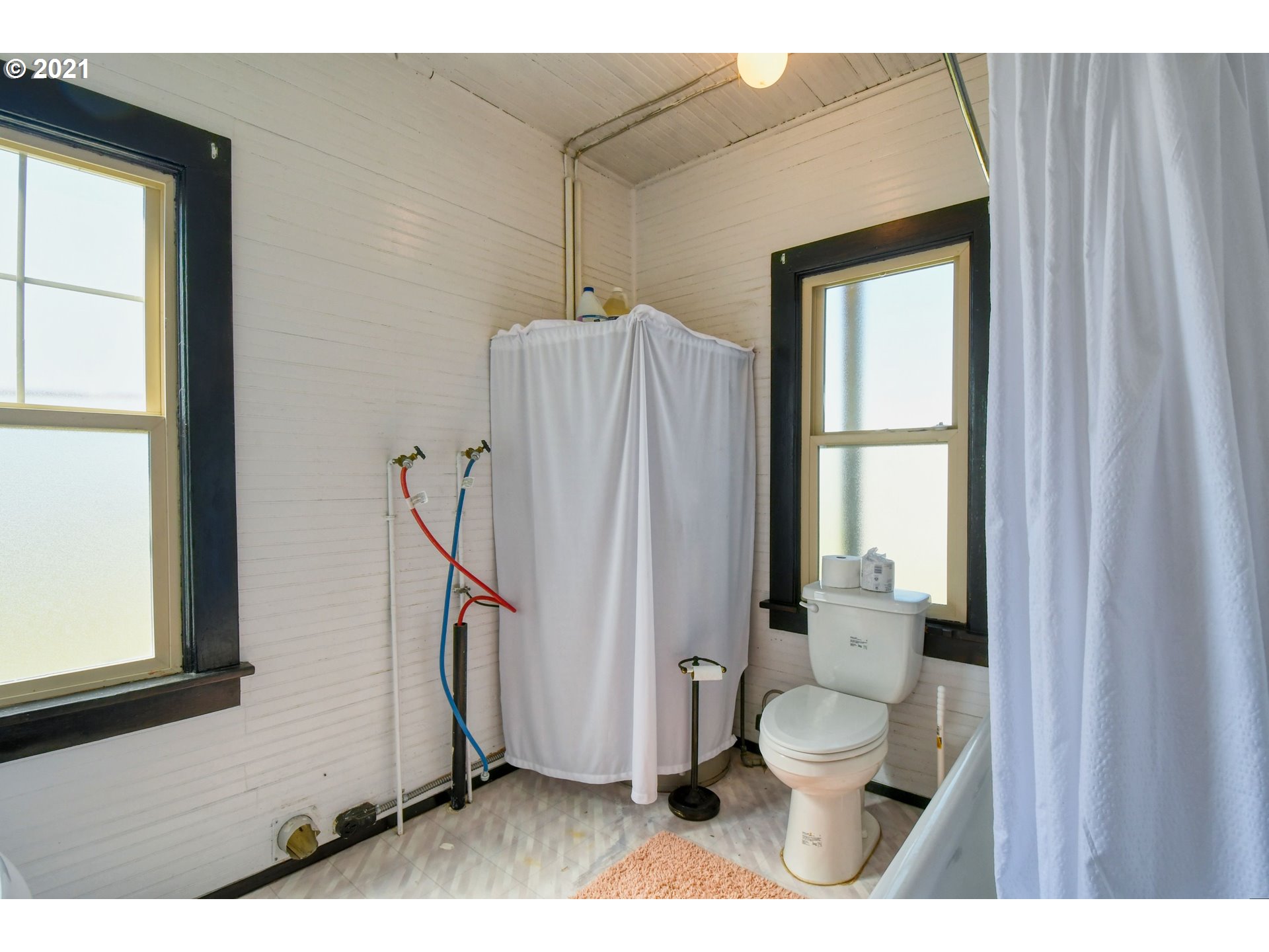 315 Vesper Street Helix, OR 97835 - Photo 17 of 32 a bathroom with a toilet a sink and a window
