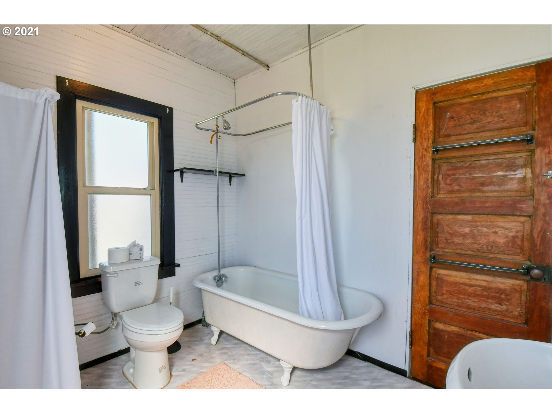 315 Vesper Street Helix, OR 97835 - Photo 18 of 32 a bathroom with a toilet and a shower