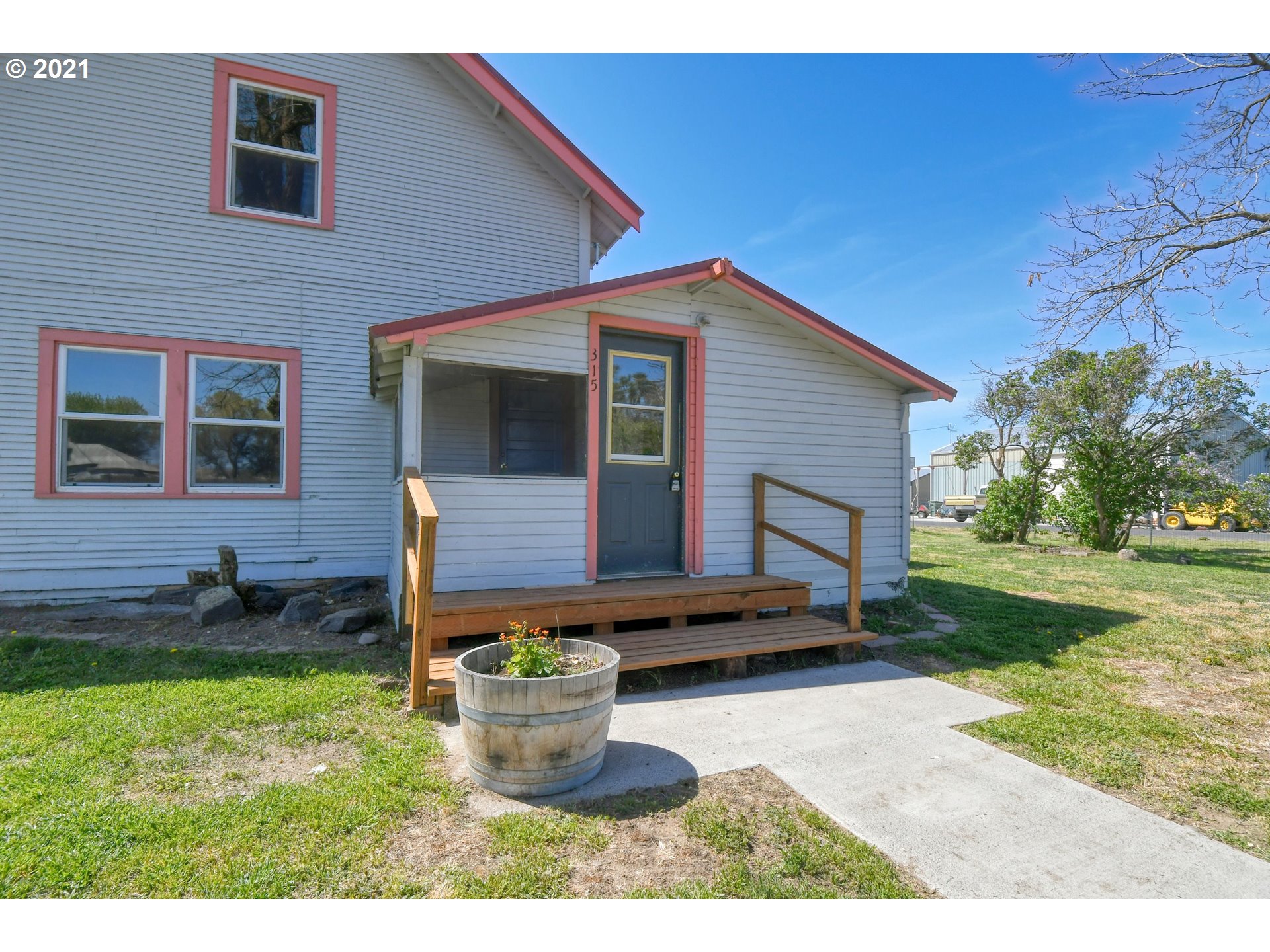 315 Vesper Street Helix, OR 97835 - Photo 4 of 32 a front view of a house with garden
