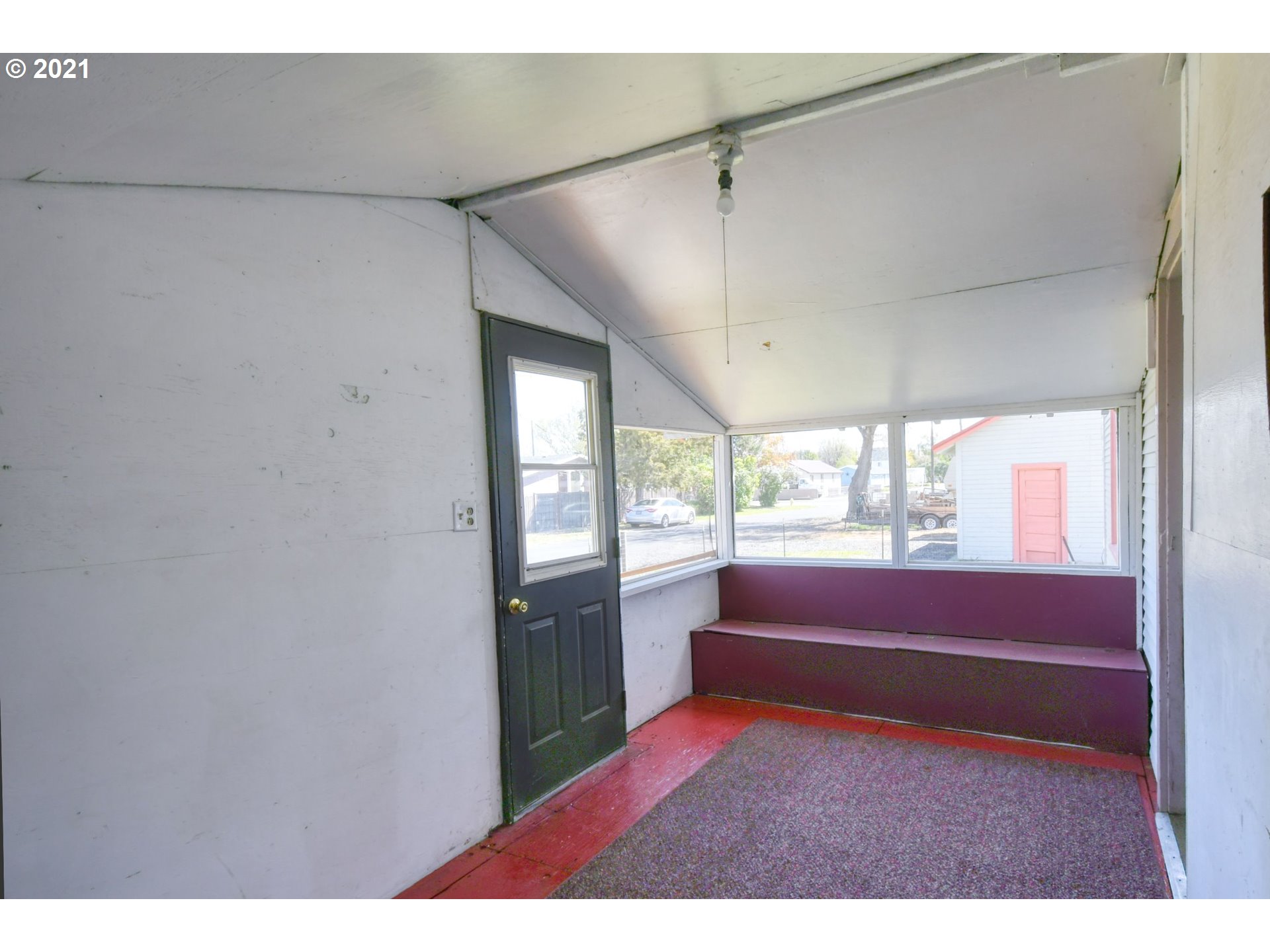 315 Vesper Street Helix, OR 97835 - Photo 5 of 32 a bedroom with a bed and a window