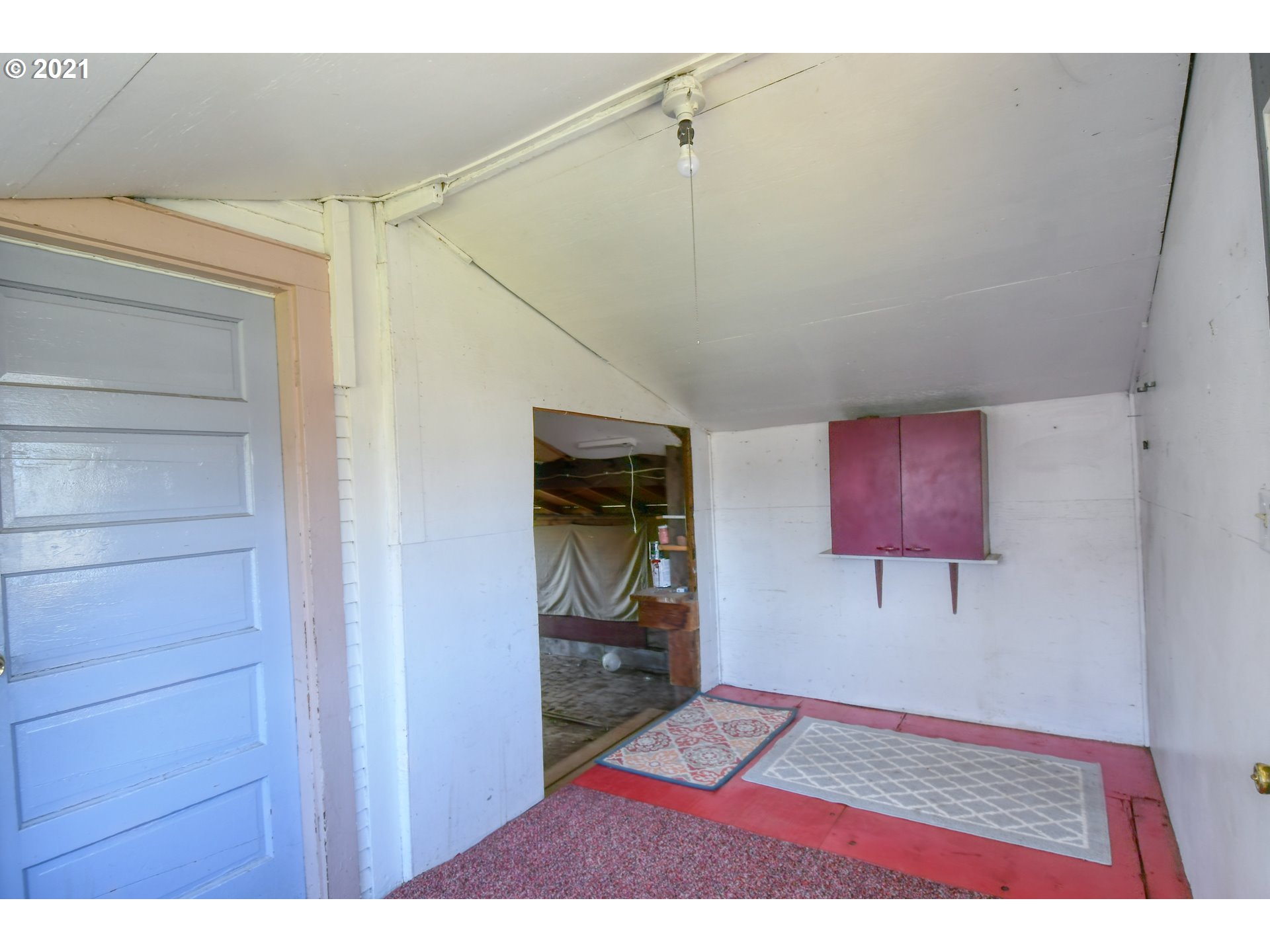 315 Vesper Street Helix, OR 97835 - Photo 7 of 32 a living room with furniture and a rug
