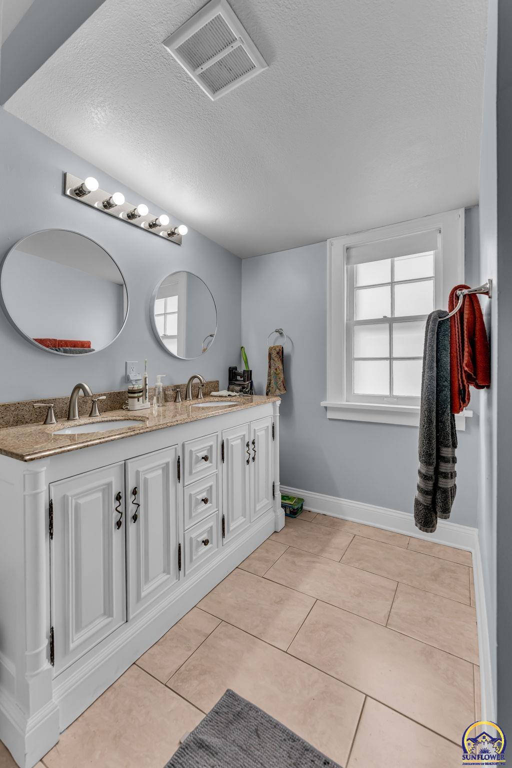 1272 Southwest Lakeside Drive Topeka, KS 66604 - Photo 17 of 20
