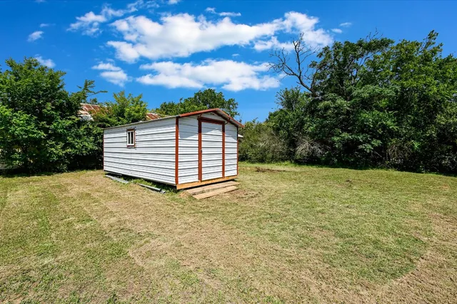 a view of a backyard