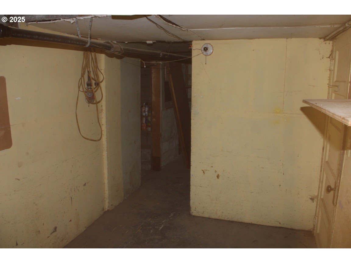 360 West College Street Athena, OR 97813 - Photo 21 of 22 a bathroom with a glass shower door