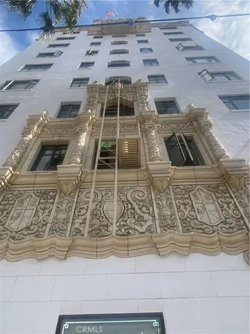 a view of entryway with a front door