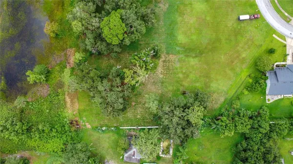 a view of a grassy area