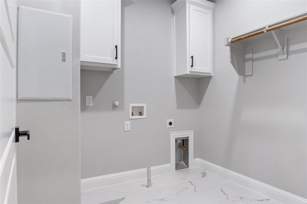 3102 Chicago Street Dallas, TX 75212 - Photo 16 of 20 a view of a hallway with closet
