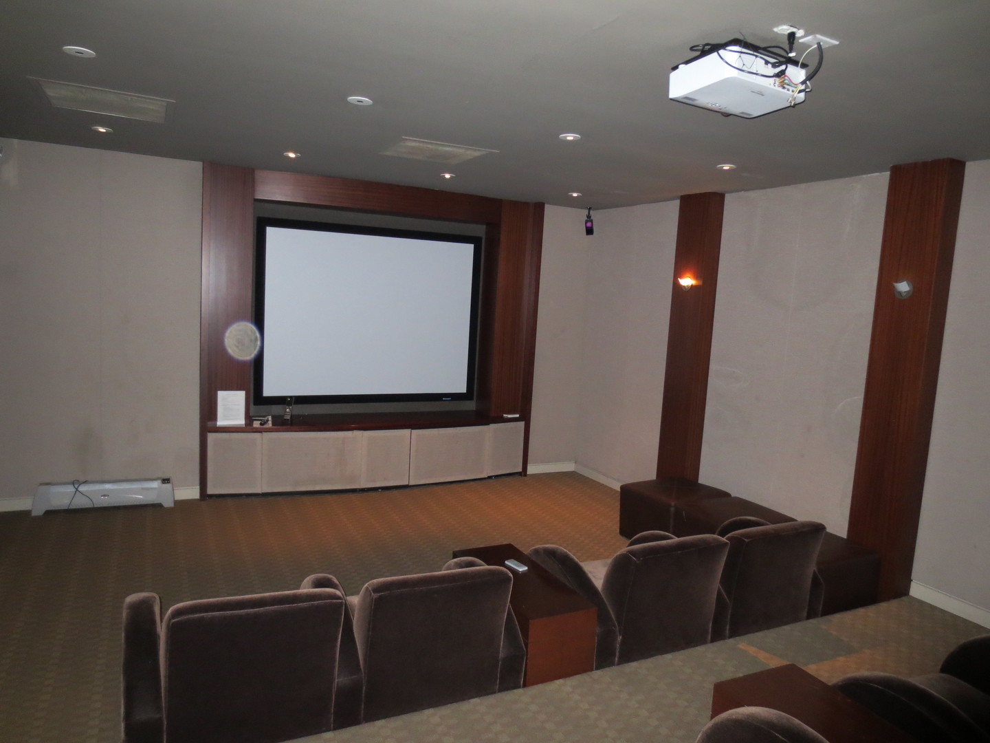 655 West Irving Park Road, Unit 2112 Chicago, IL 60613 - Photo 43 of 49 a room with furniture and screen
