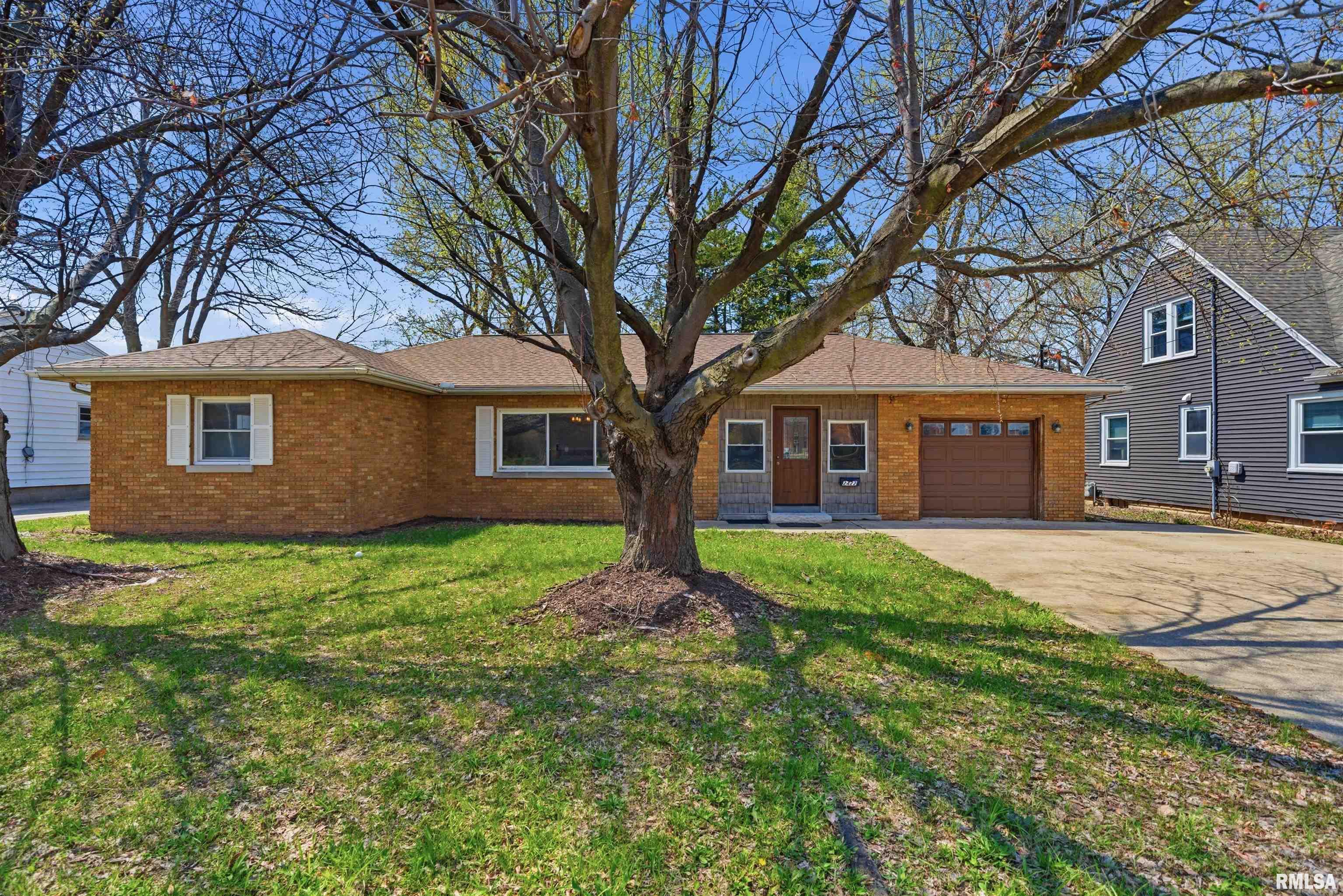 2422 Court Street Pekin, IL 61554 - Photo 1 of 34