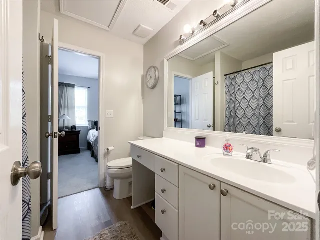 a en suite bathroom with a double vanity sink and mirror