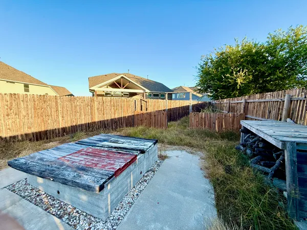 $2,095 | 249 La Dera Drive, Liberty Hill, TX 78642