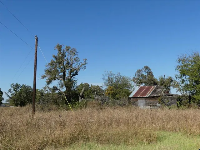a view of house with a yard