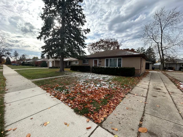 a view of a house with a yard