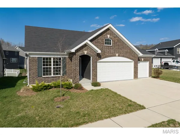 $449,000 | 689 Fox Creek Drive, Fenton, MO 63026