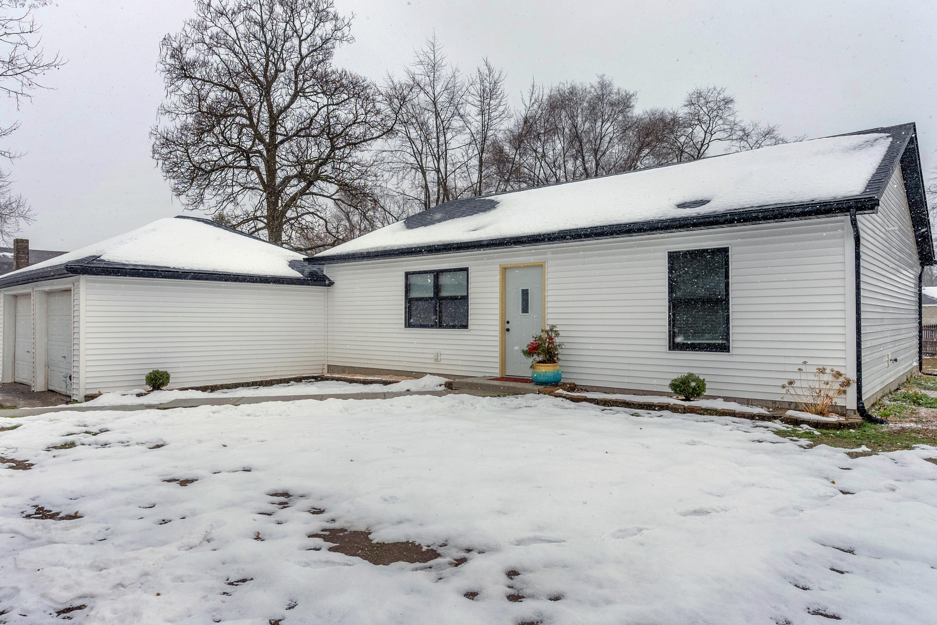 25 East Grove Street Wheatfield, IN 46392 - Photo 1 of 18 a backyard of a house