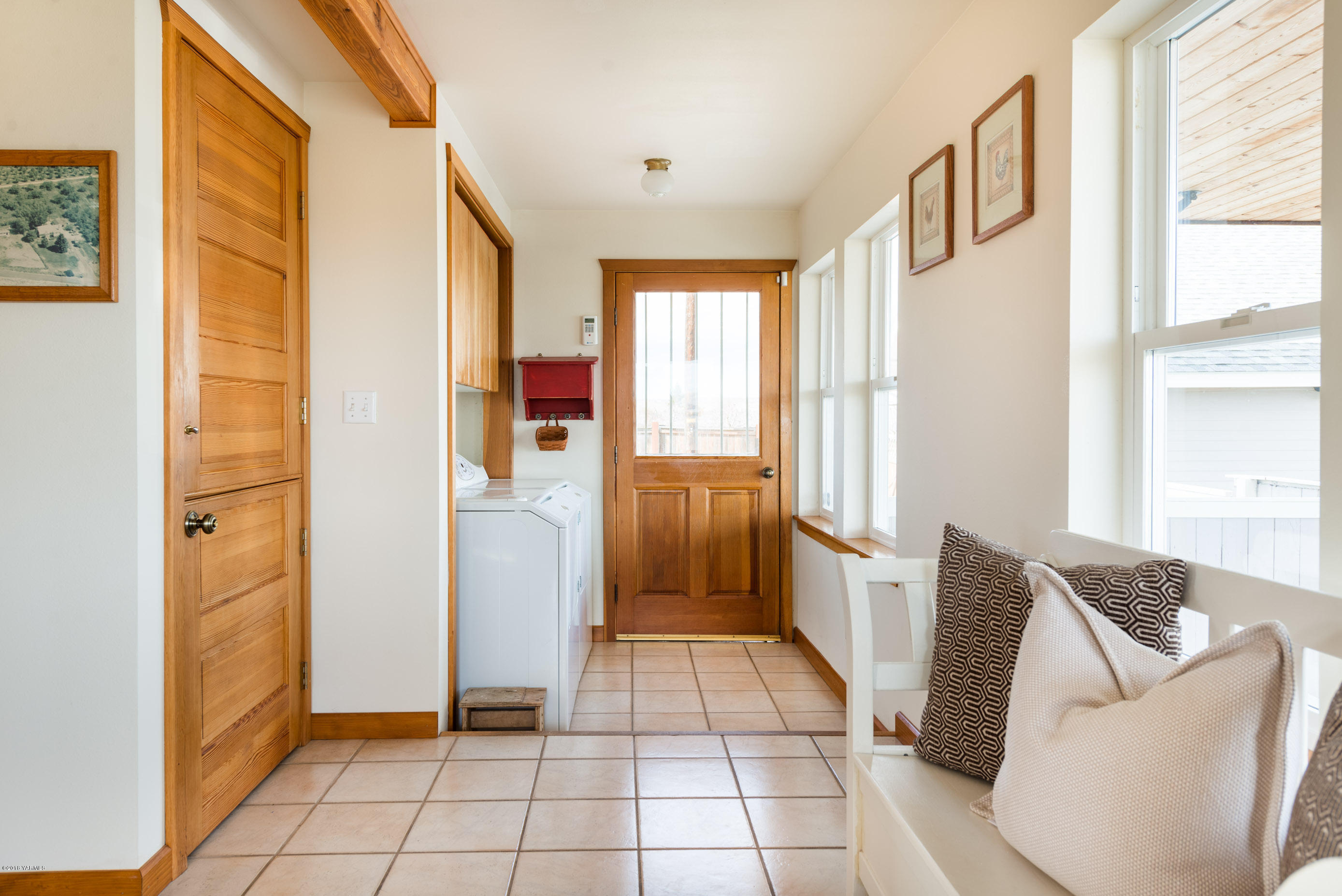 10903 Estes Road Yakima, WA 98908 - Photo 22 of 45 a view of a hallway with furniture and windows