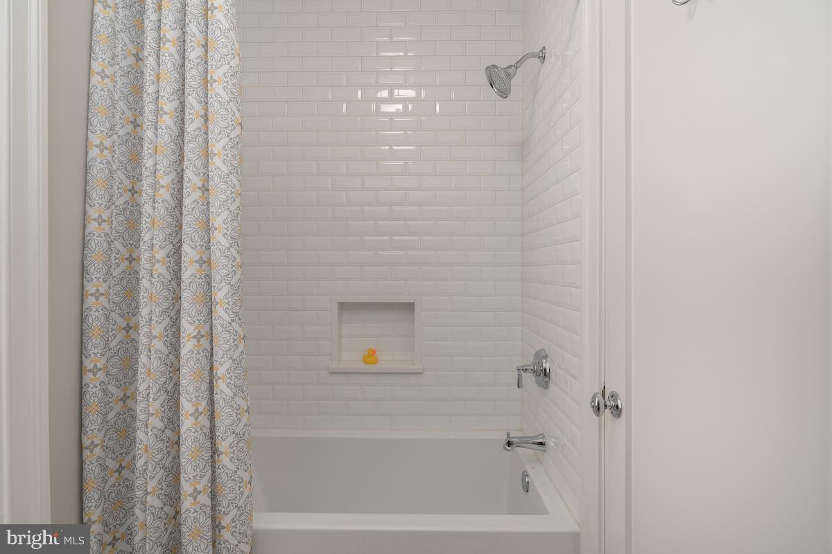4621 Chestnut Street Bethesda, MD 20814 - Photo 29 of 45 Full bath 2 with tub