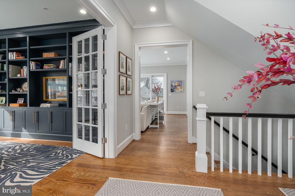 4621 Chestnut Street Bethesda, MD 20814 - Photo 4 of 45 A bright and airy foyer