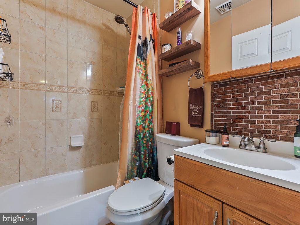 72 Incurve Road Levittown, PA 19057 - Photo 29 of 39 Gallery Image 29