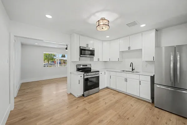 $2,490 | 8233 North 29th Avenue, Phoenix, AZ 85051