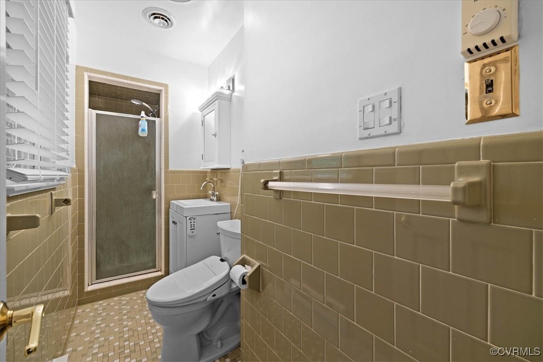 448 Jasper Lane Waverly, VA 23890 - Photo 29 of 44 a bathroom with a toilet and a shower