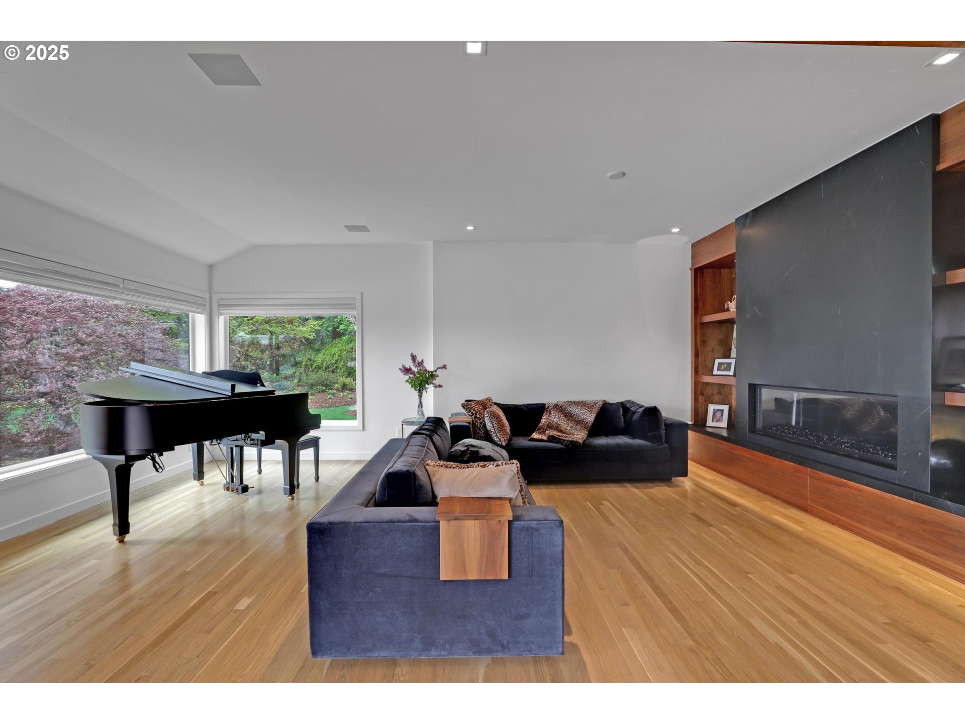 7750 Southwest Montclair Drive Portland, OR 97225 - Photo 9 of 48 Living Room