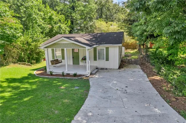 a view of a house with a yard
