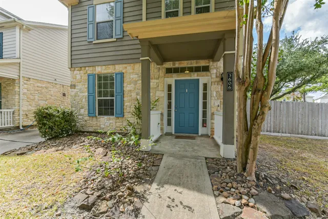 a view of entrance of the house
