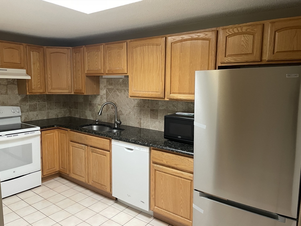 688 Boston Post Road East, Unit 324 Marlborough, MA 01752 - Photo 2 of 18