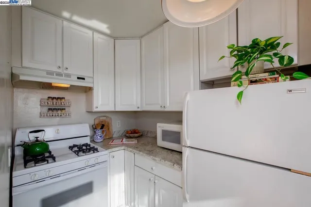 $1,295,000 | 2000-2000 Clinton Avenue, Alameda, CA 94501