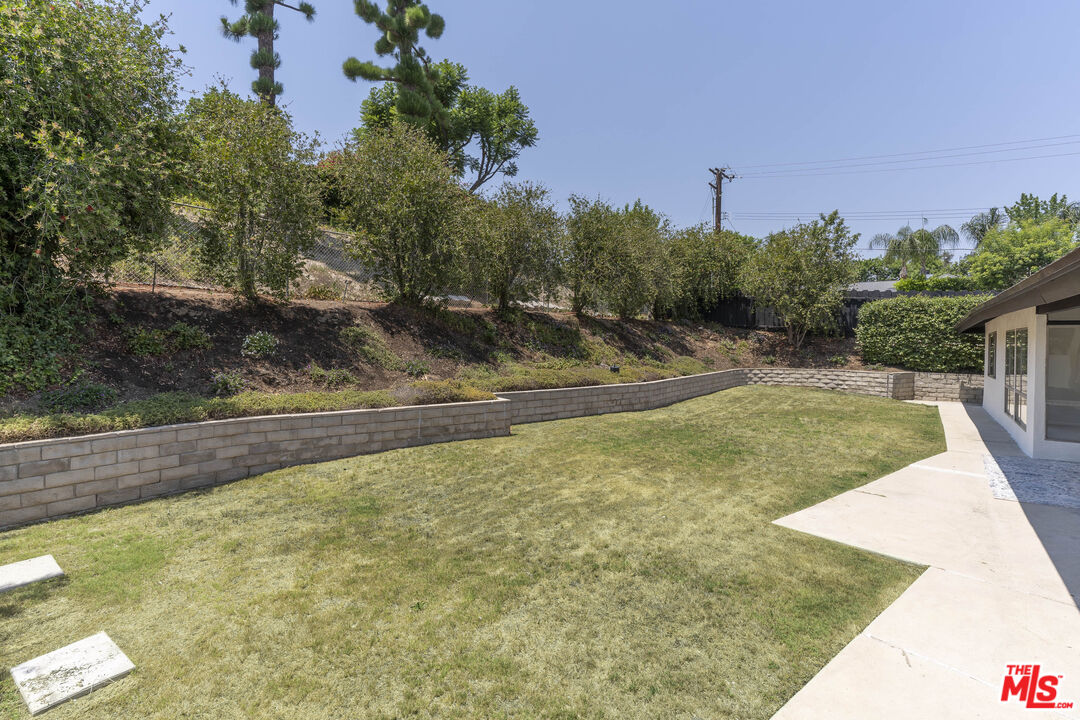 4139 Magna Carta Road Calabasas, CA 91302 - Photo 29 of 33 a view of a backyard