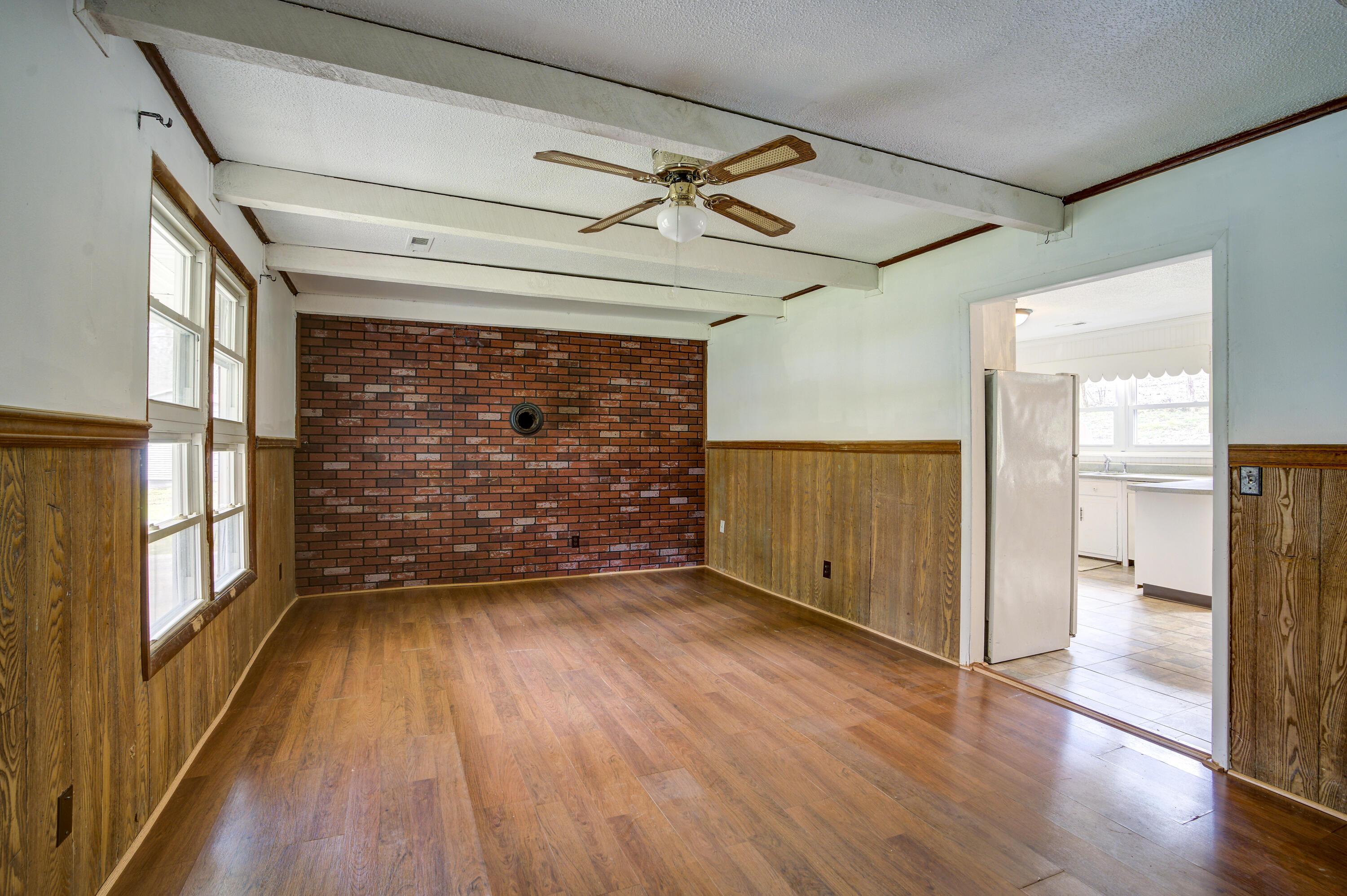 288 Shell Creek Road Roan Mountain, TN 37687 - Photo 11 of 31 Living room