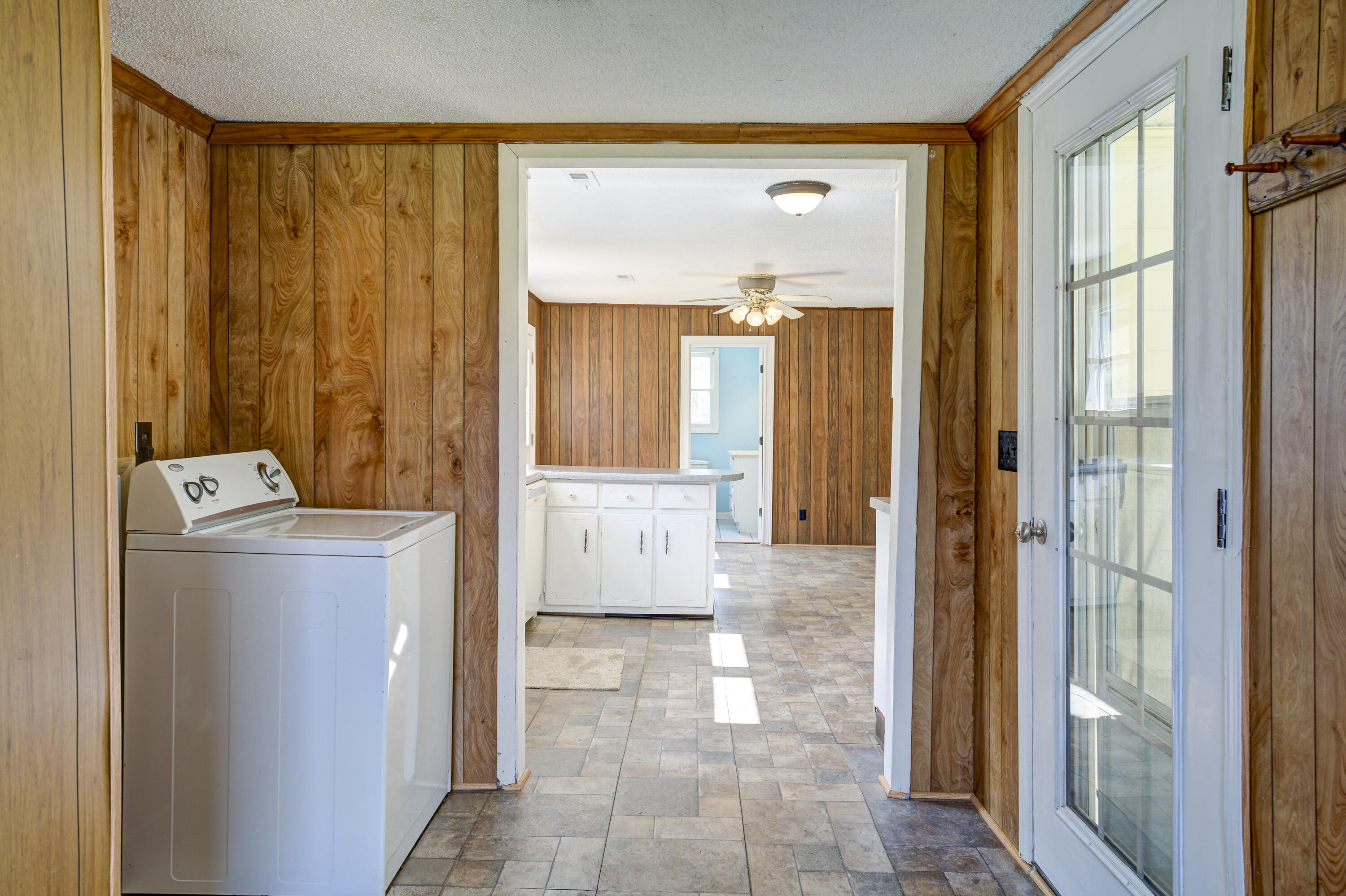 288 Shell Creek Road Roan Mountain, TN 37687 - Photo 16 of 31 Mud room and laundry