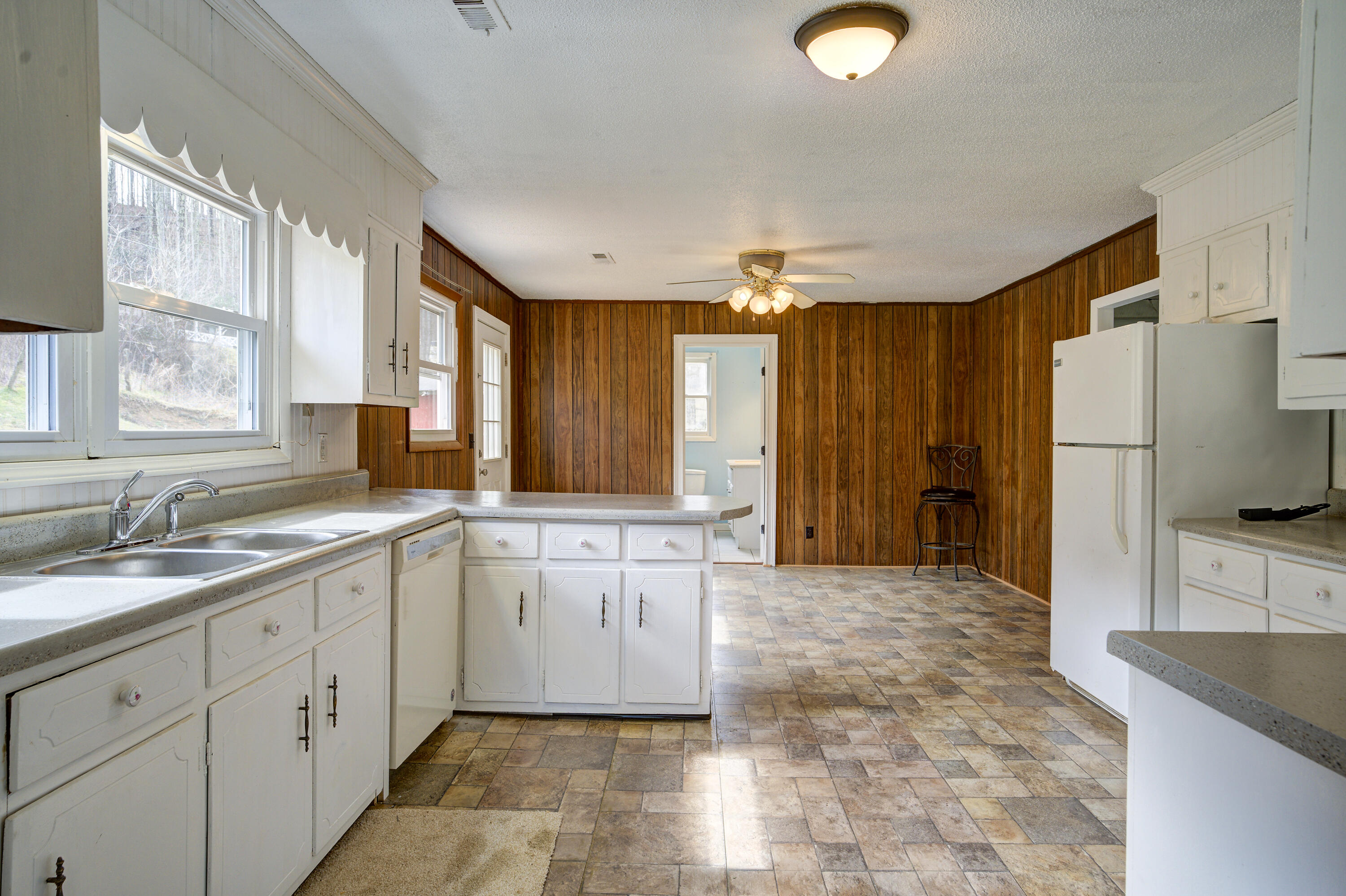 288 Shell Creek Road Roan Mountain, TN 37687 - Photo 17 of 31 Kitchen and dining room