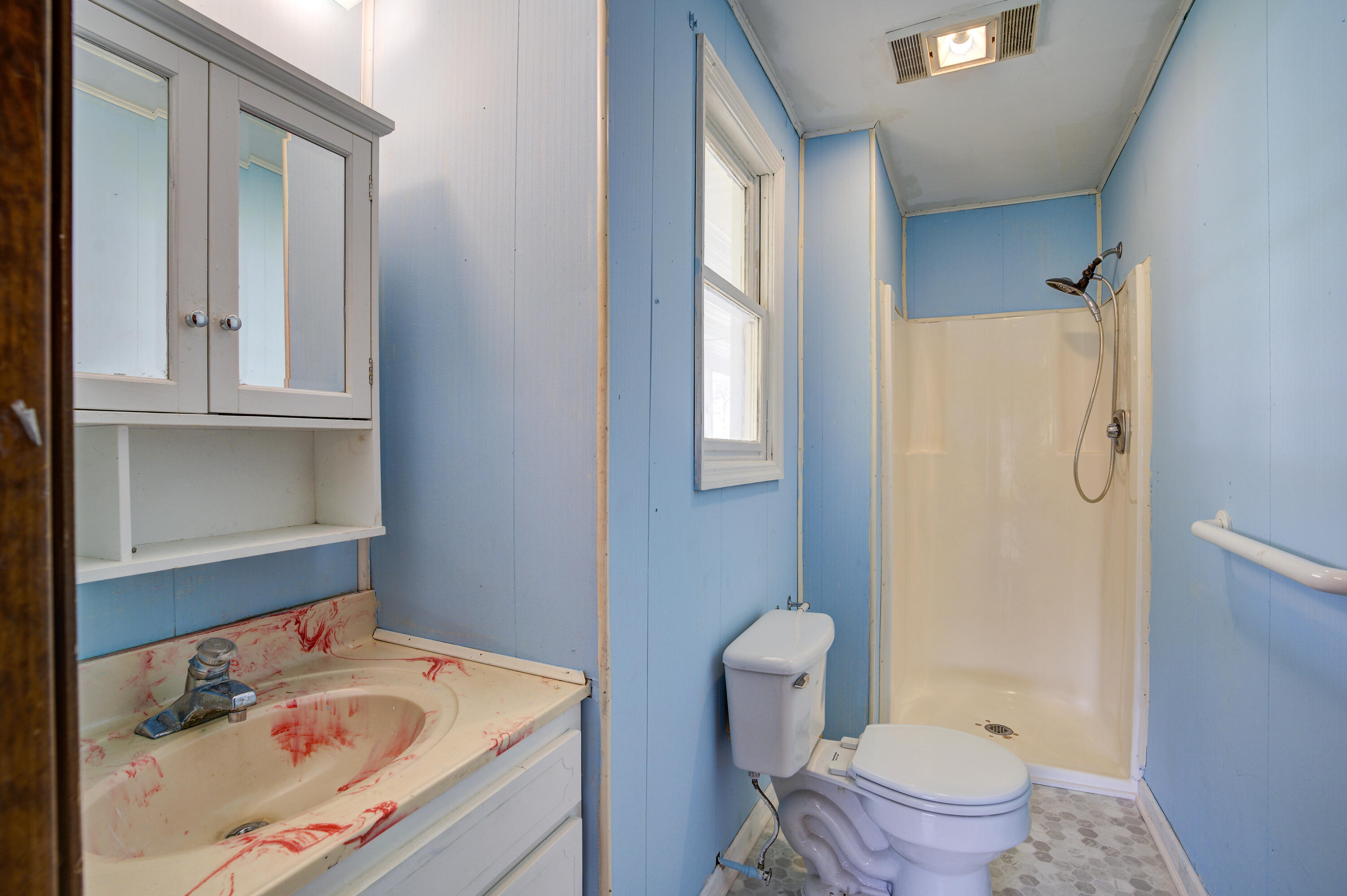 288 Shell Creek Road Roan Mountain, TN 37687 - Photo 24 of 31 Master bathroom