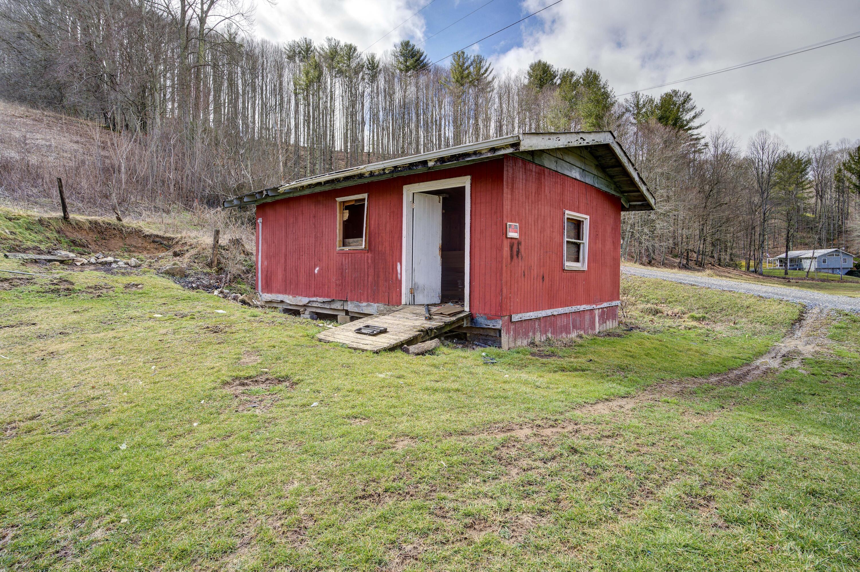 288 Shell Creek Road Roan Mountain, TN 37687 - Photo 29 of 31 Outbuilding