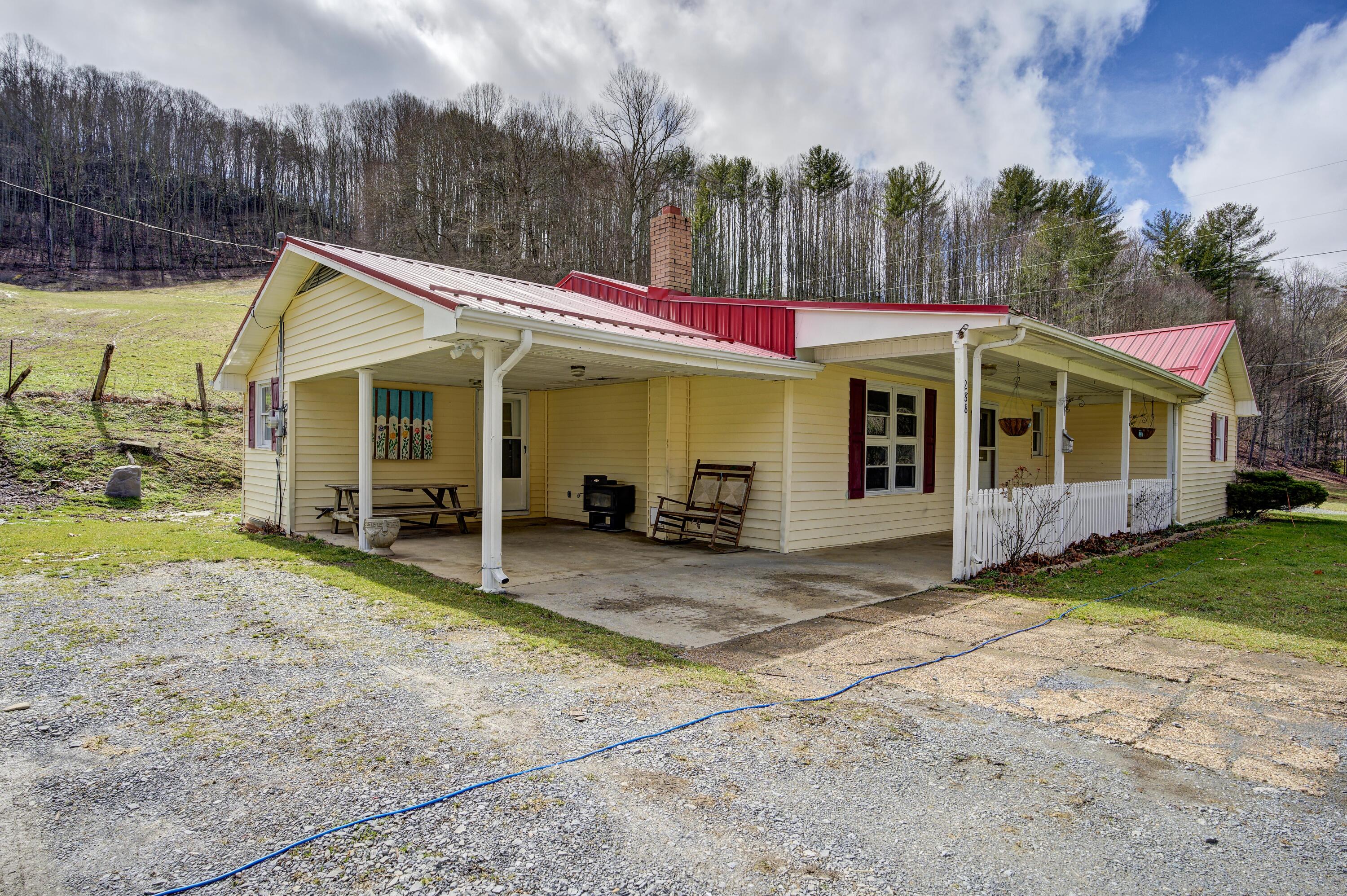 288 Shell Creek Road Roan Mountain, TN 37687 - Photo 4 of 31 Front of home