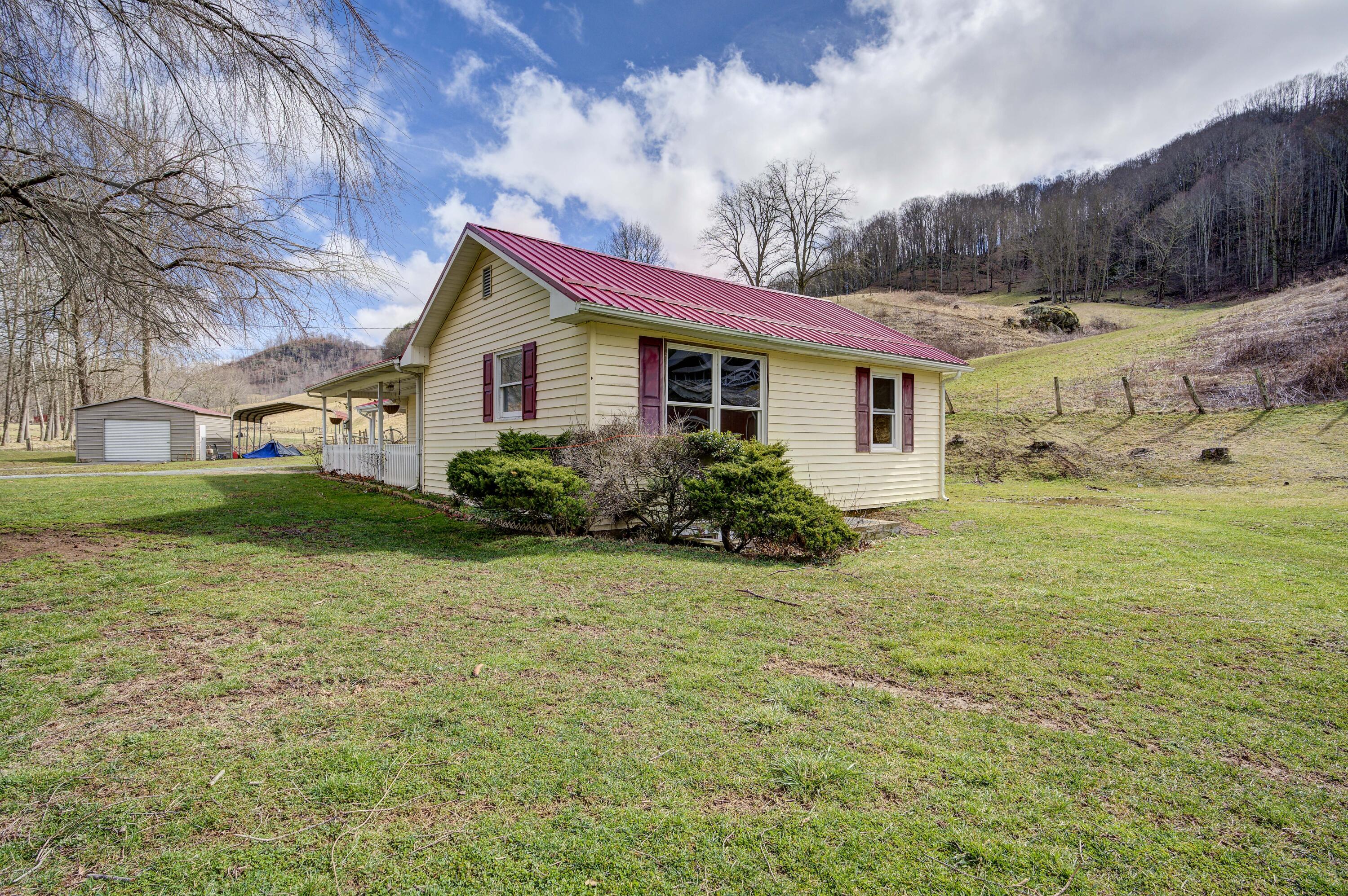 288 Shell Creek Road Roan Mountain, TN 37687 - Photo 5 of 31 Front of home