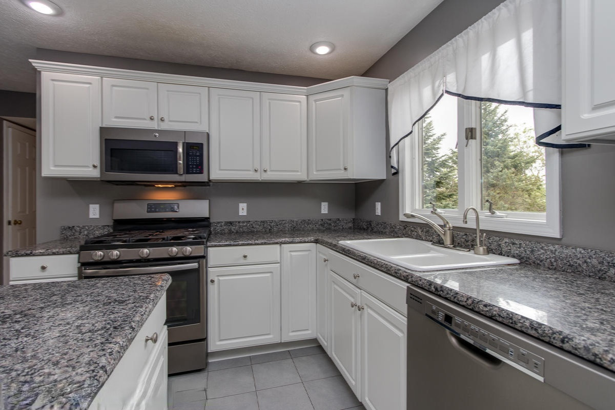 1744 Riva Ridge Drive Southeast Grand Rapids, MI 49546 - Photo 11 of 24 Kitchen