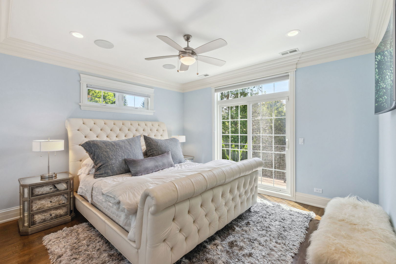 923 Harvard Lane Wilmette, IL 60091 - Photo 19 of 42 a bedroom with a large bed and a window