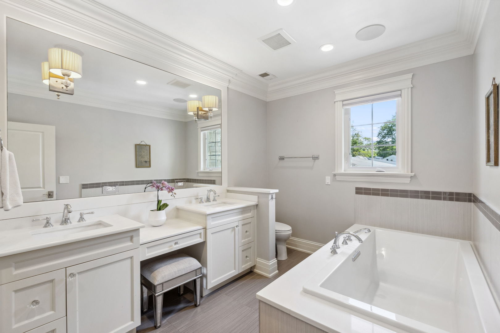 923 Harvard Lane Wilmette, IL 60091 - Photo 20 of 42 a bathroom with a sink and a bathtub