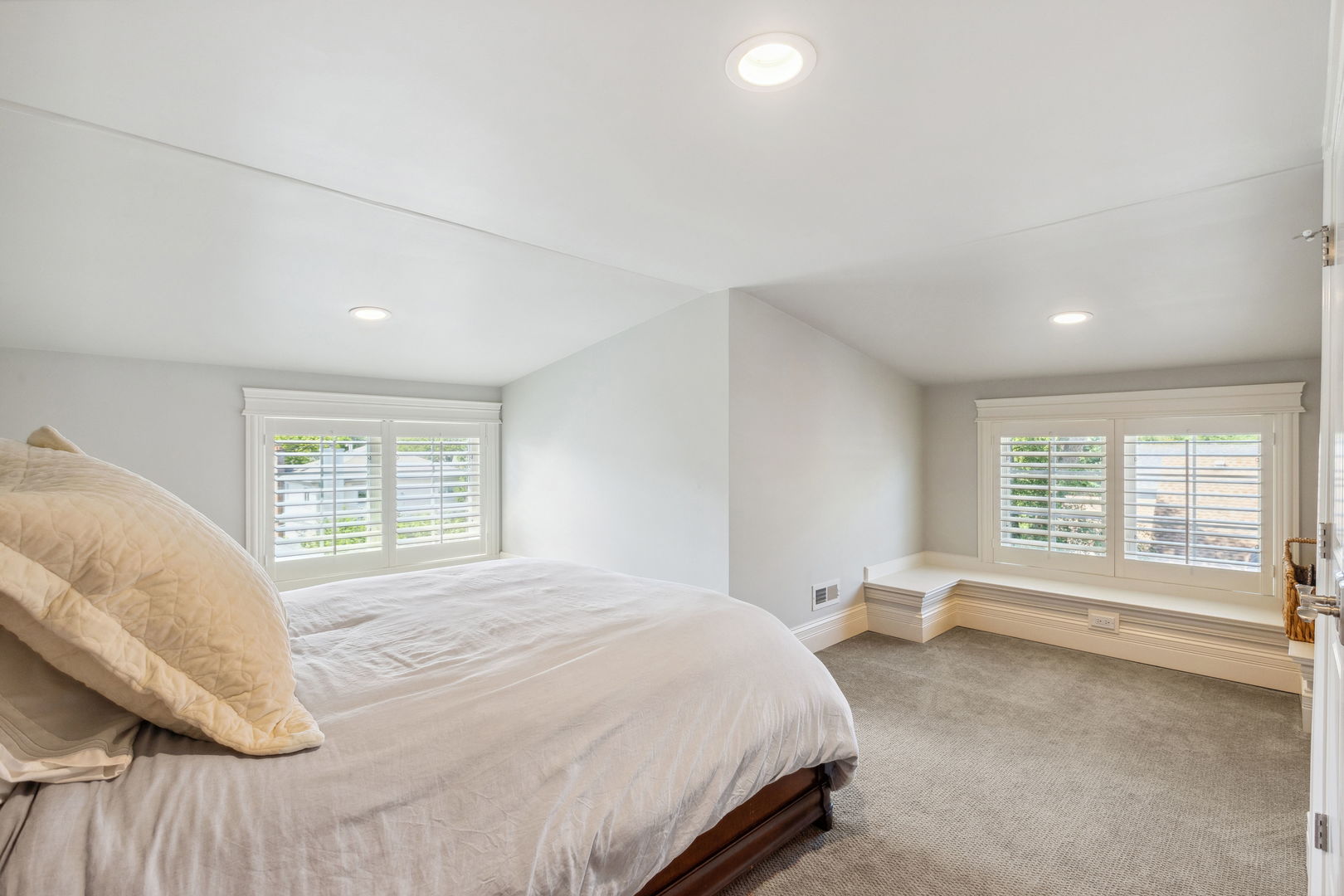 923 Harvard Lane Wilmette, IL 60091 - Photo 24 of 42 a spacious bedroom with a bed and a large window