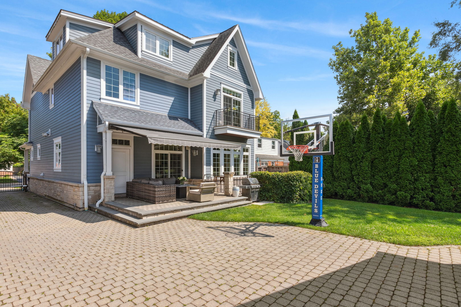 923 Harvard Lane Wilmette, IL 60091 - Photo 40 of 42 a front view of a house with garden
