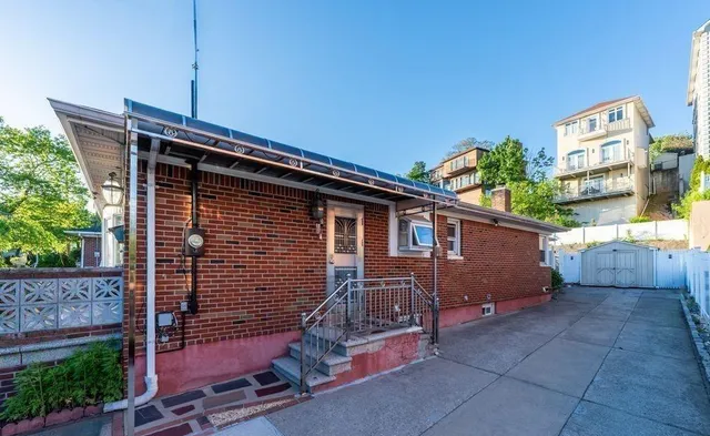 $679,000 | 669 West Fingerboard Road | Grasmere