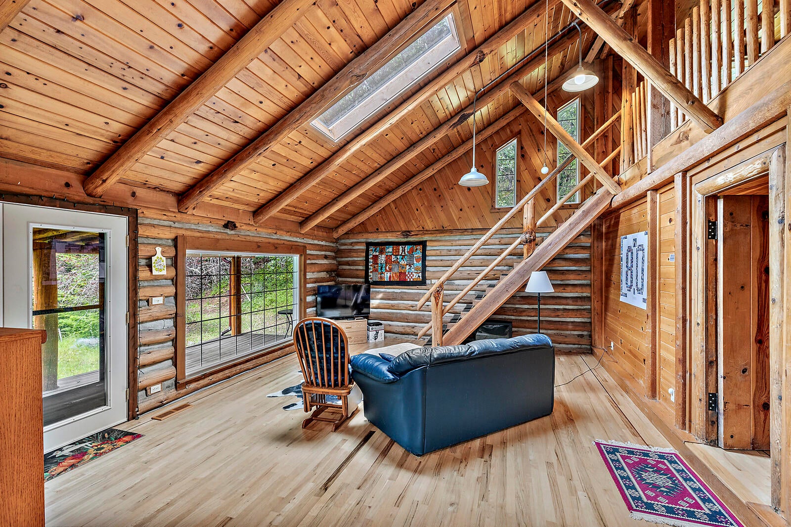 2266 Knowles Road Medford, OR 97501 - Photo 10 of 40 View of the comfortable living room