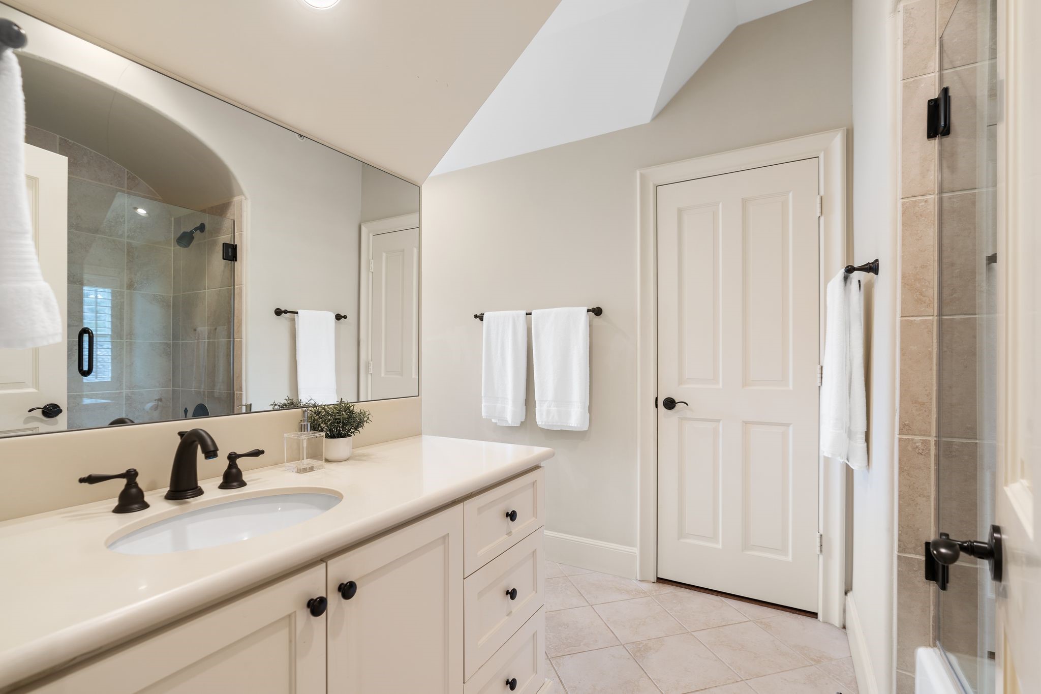 11402 Taylorcrest Road Houston, TX 77024 - Photo 33 of 44 En suite bath for secondary bedroom #4 features a vanity w/ storage & tub/shower combination. A walk-in closet provides generous storage, creating a practical & comfortable secondary suite.