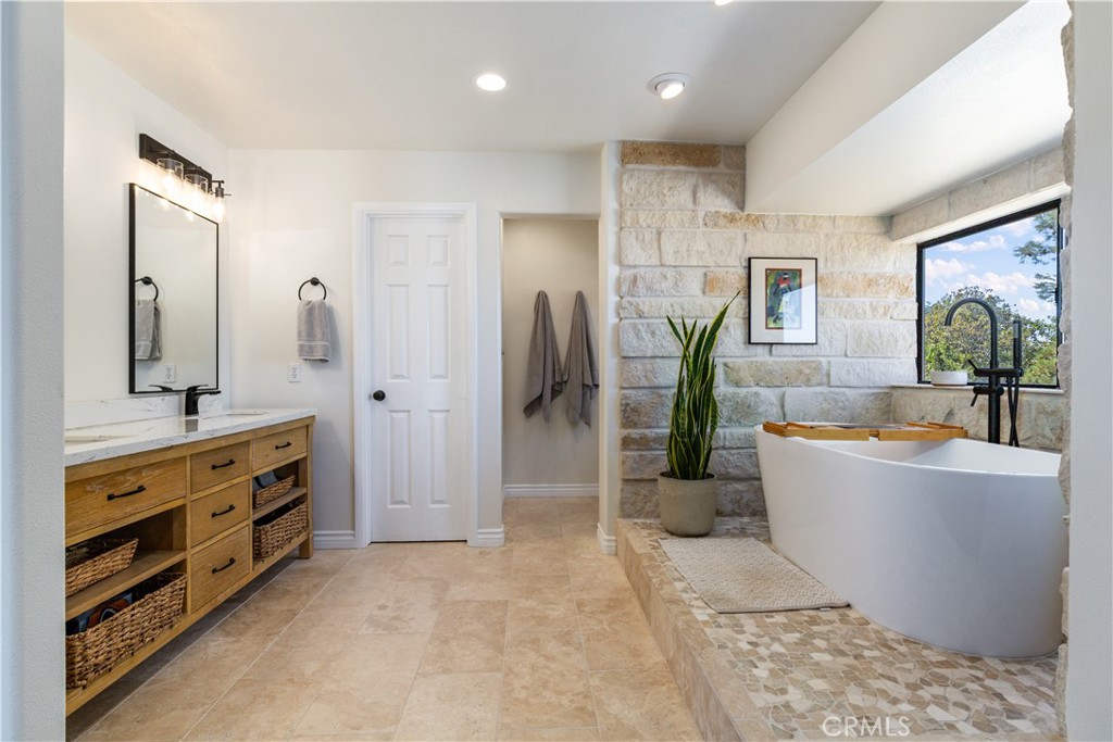 2550 Summer Ranch Road Paso Robles, CA 93446 - Photo 25 of 57 Primary Bathroom