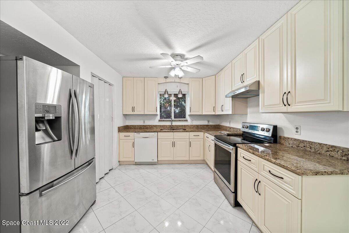 789 Rostock Circle Northwest Palm Bay, FL 32907 - Photo 12 of 34 Kitchen