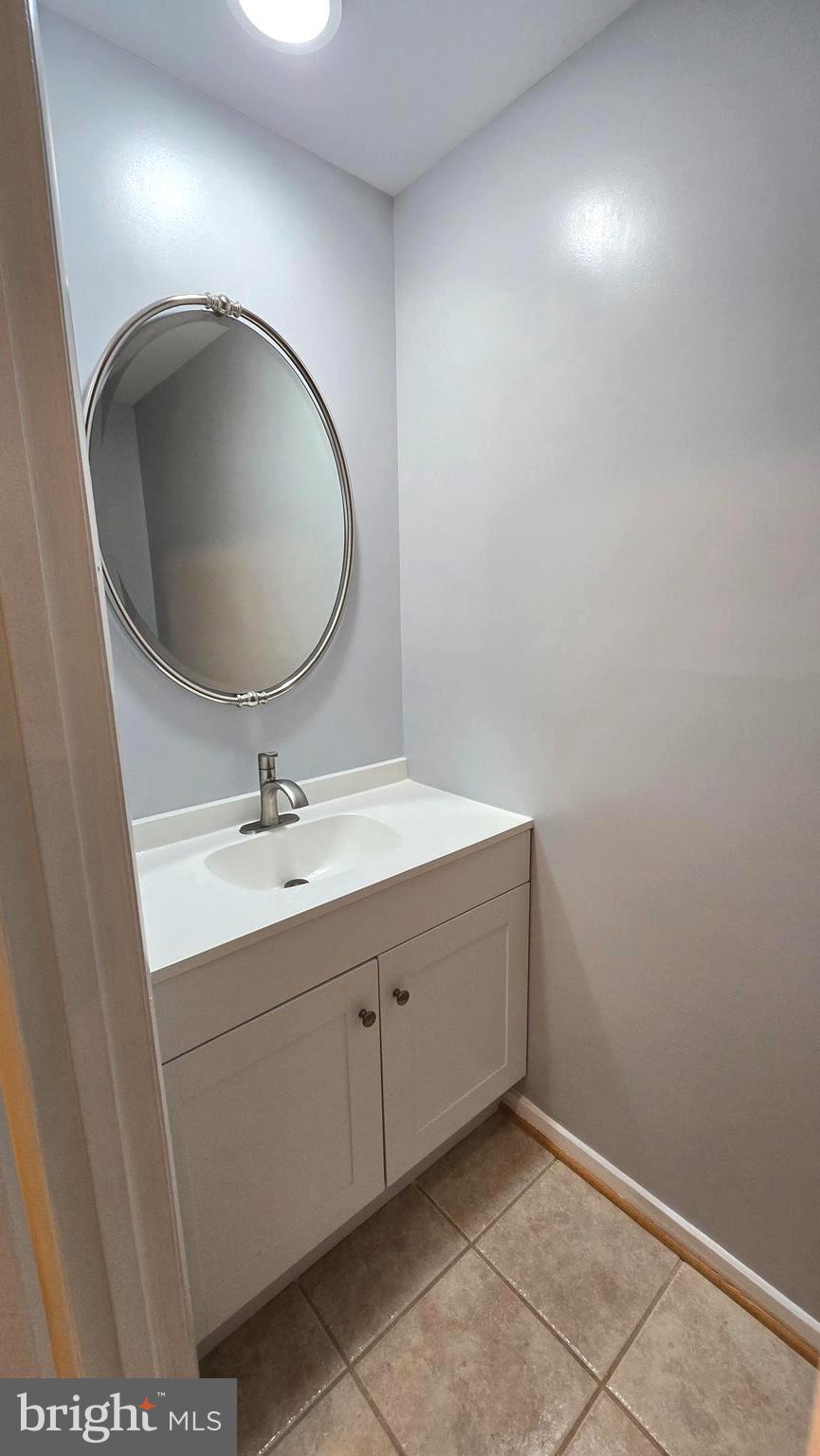 5987 Clerkenwell Court Burke, VA 22015 - Photo 13 of 41 a bathroom with a sink and mirror