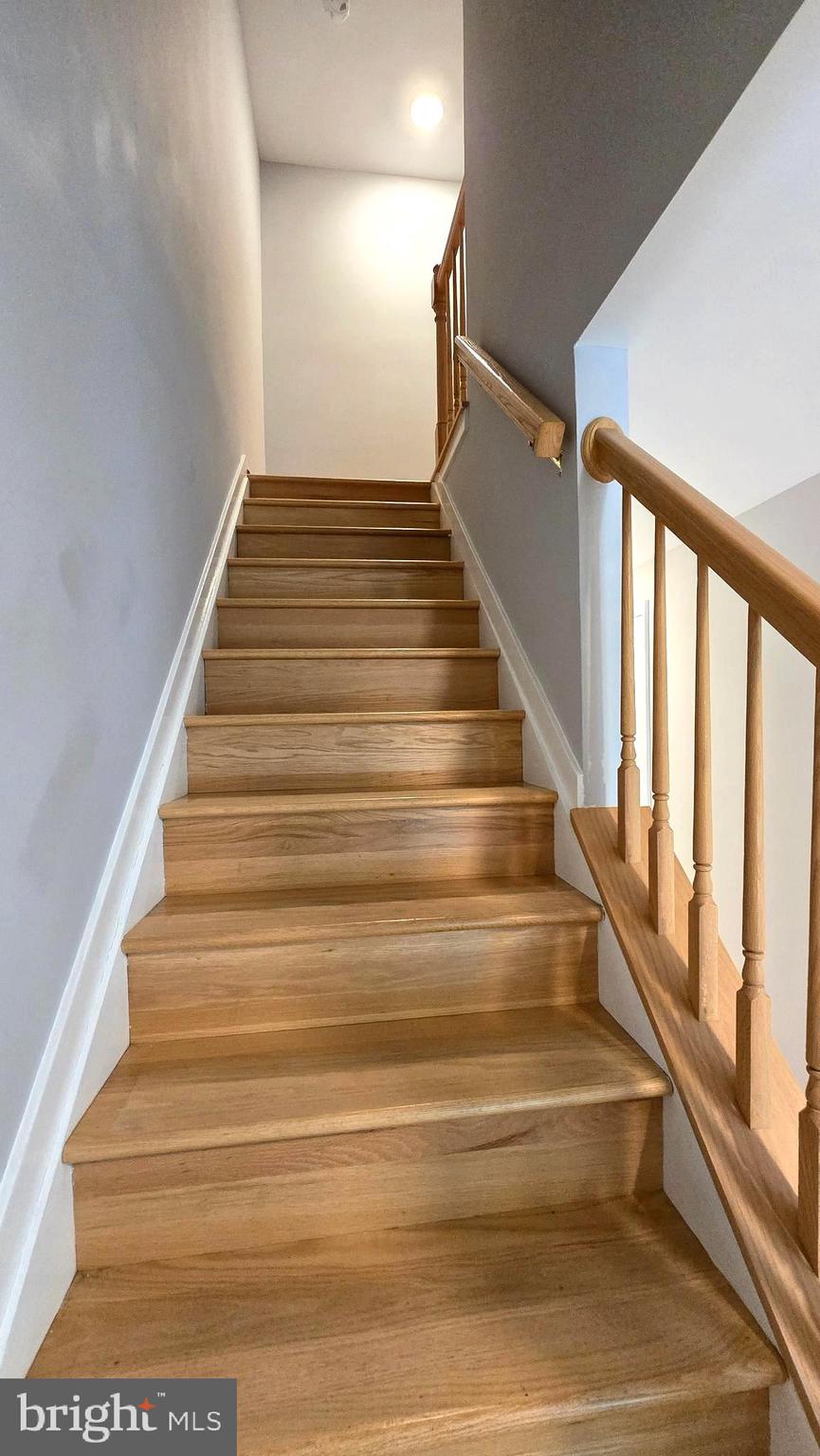 5987 Clerkenwell Court Burke, VA 22015 - Photo 15 of 41 a view of entryway